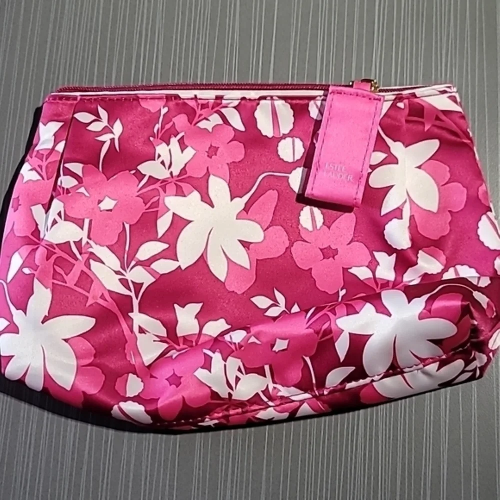 4 Cosmetic‎ Cases/Bags: 1 Estee Lauder (Fuchsia), 3 Clinique(s) Good+ Condition